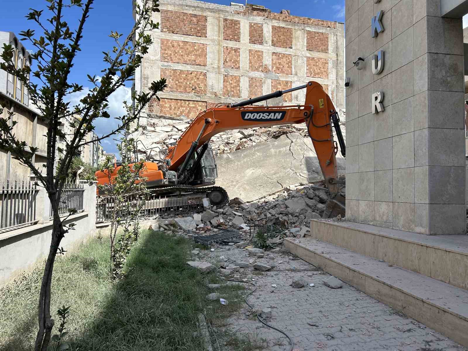 Yıkıma mesaide yakalanan İŞKUR çalışanları korku dolu anlar yaşadı, yıkım anı kameraya yansıdı
