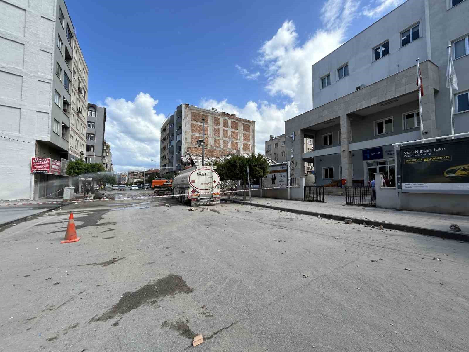 Yıkıma mesaide yakalanan İŞKUR çalışanları korku dolu anlar yaşadı, yıkım anı kameraya yansıdı
