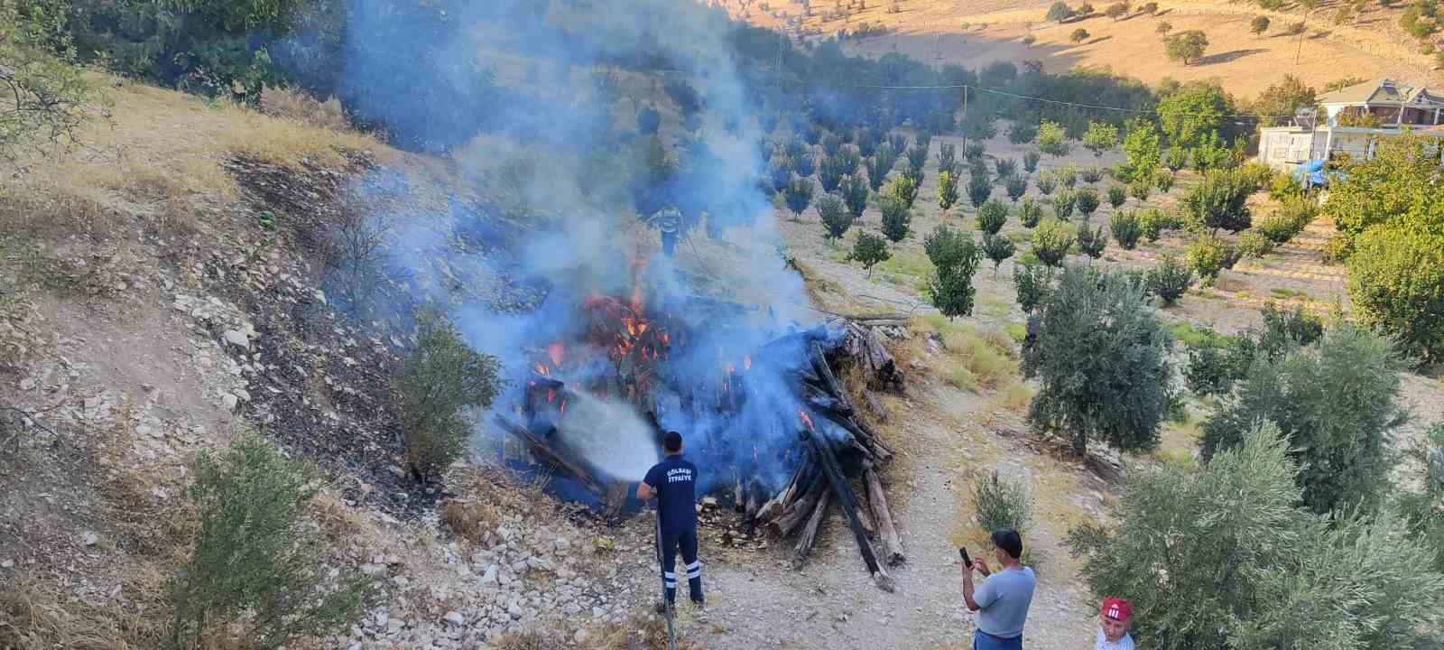 Kışlık odunlar alev alev yandı
