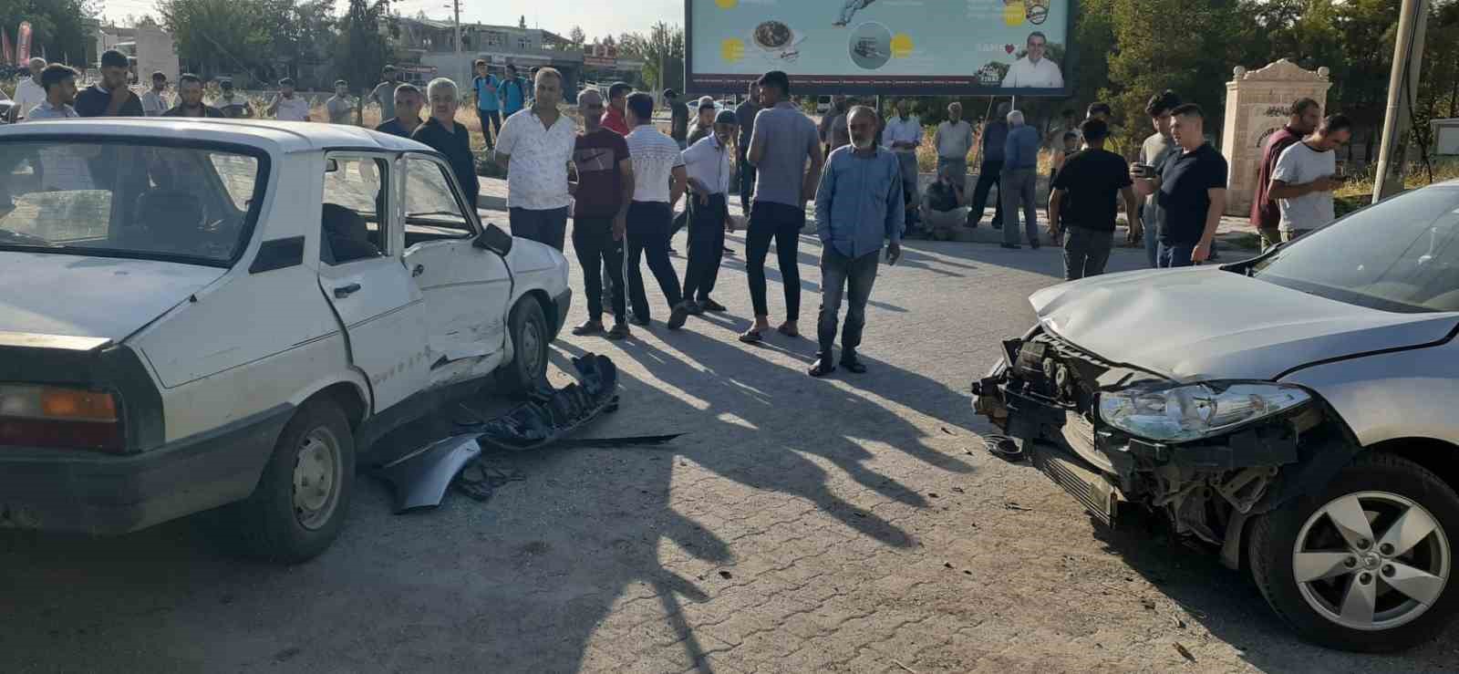 İki otomobilin çarpışması sonucu 2 kişi yaralı
