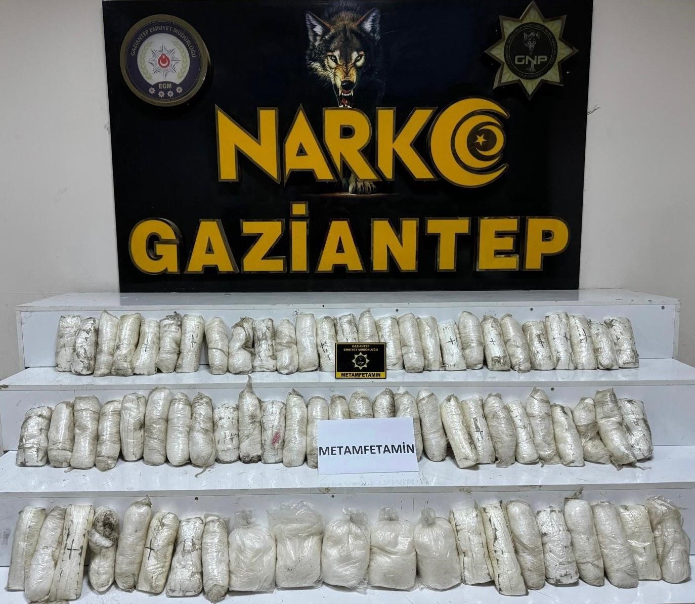 Gaziantep’te tır tekerleğine gizlenmiş 124 kilo metamfetamin ele geçirildi
