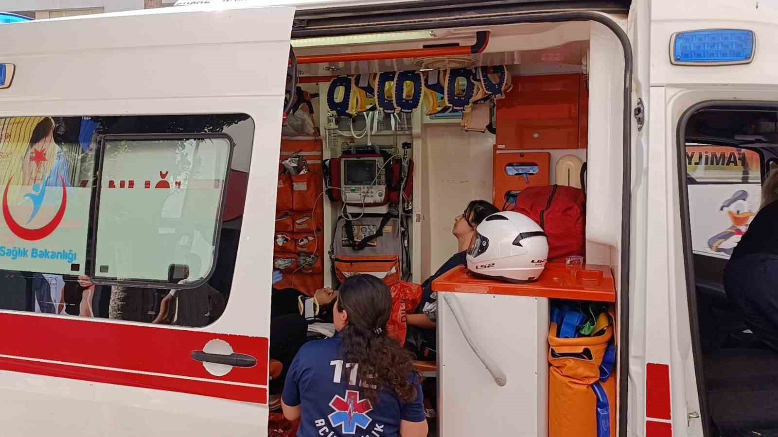 Antalya’da ani fren yapan motosiklet devrildi, sürücü yaralandı
