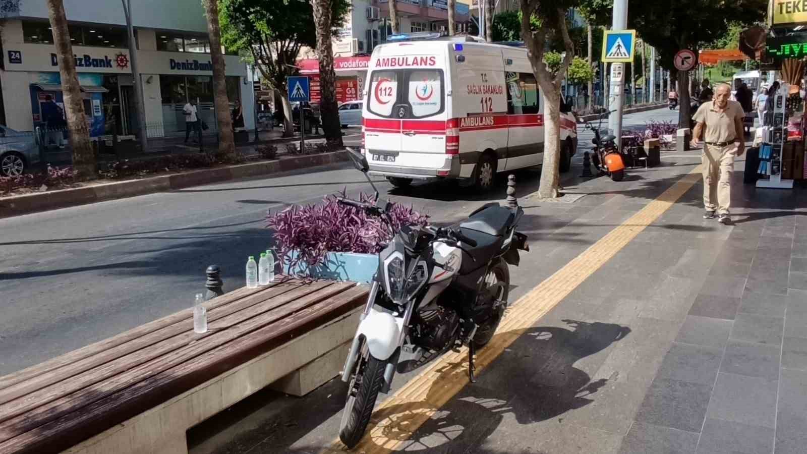 Antalya’da ani fren yapan motosiklet devrildi, sürücü yaralandı
