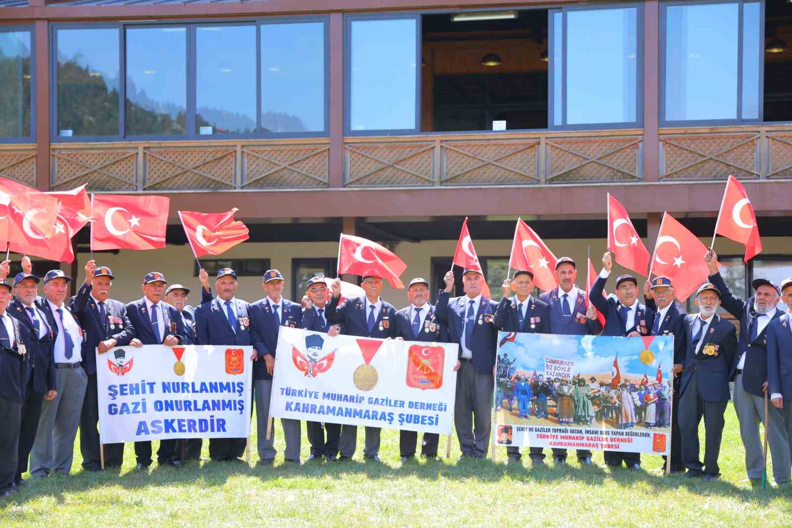 Kıbrıs gazileri Başkonuş Yaylası’nda stres attı
