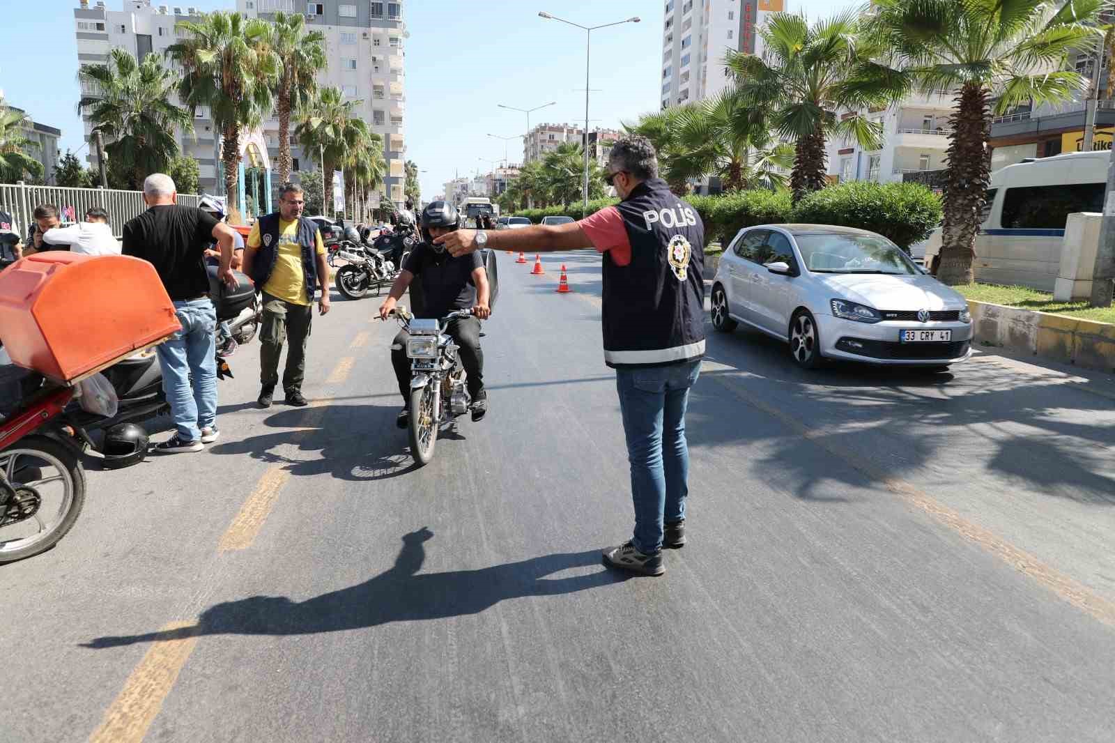 Mersin’de motosiklet sürücülerine şok uygulama
