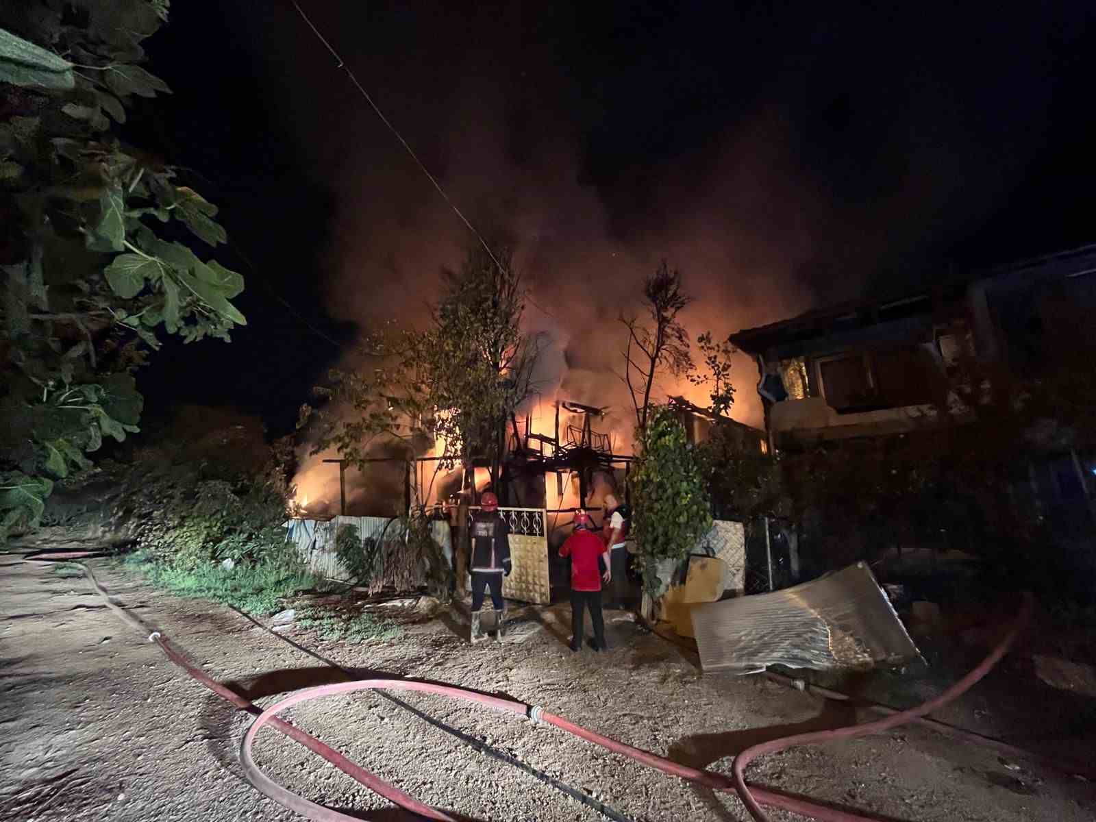 Sakarya’da; ev, deposu ve ahır kısmı alevlere teslim oldu
