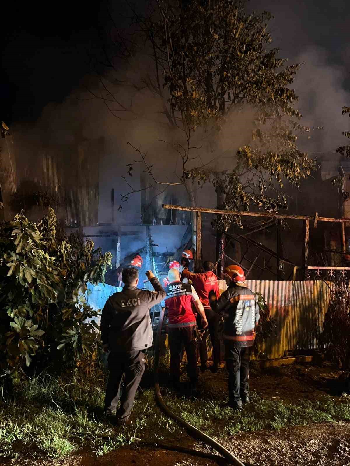 Sakarya’da; ev, deposu ve ahır kısmı alevlere teslim oldu
