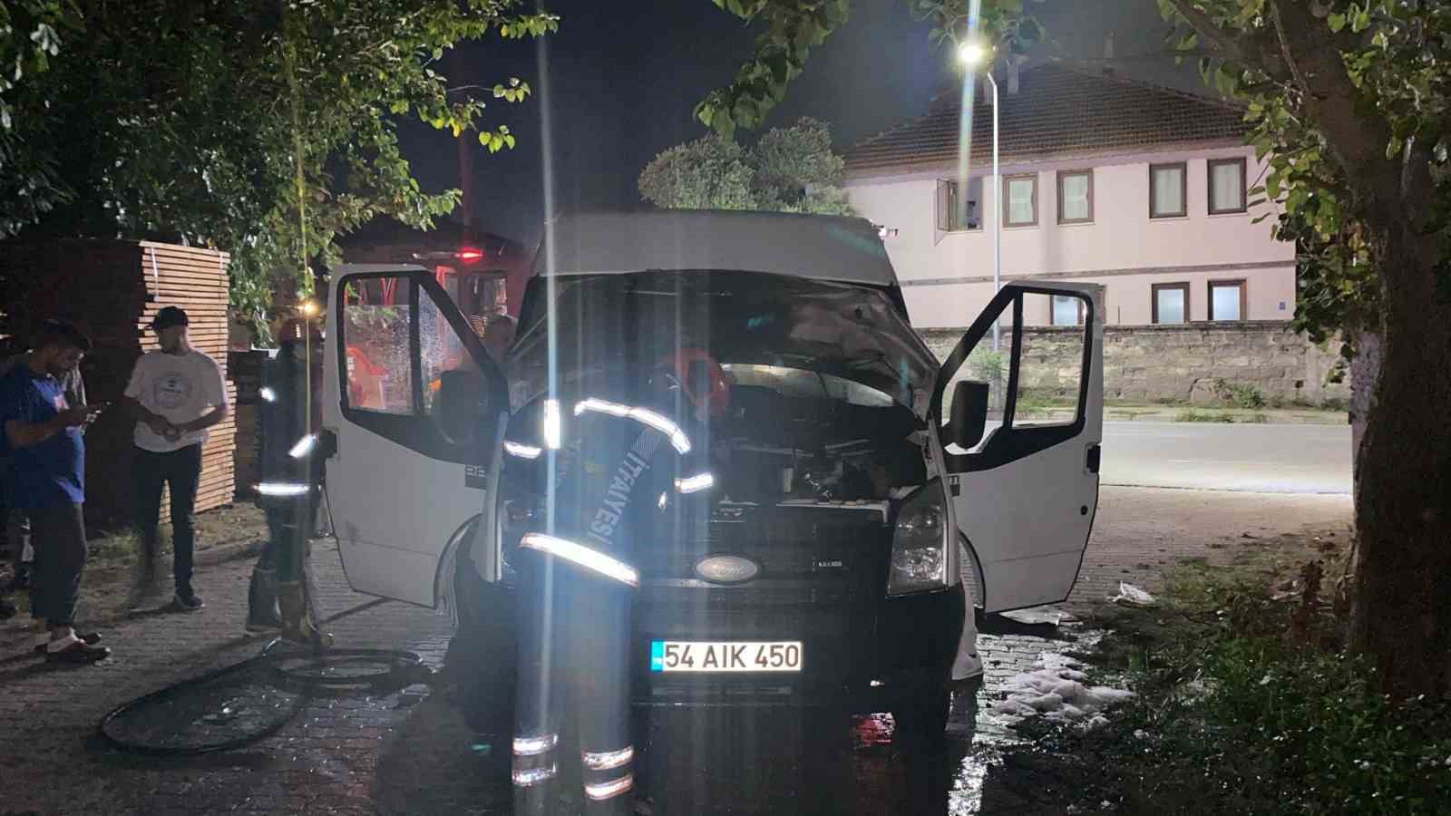 Seyir halindeki minibüste yangın çıktı
