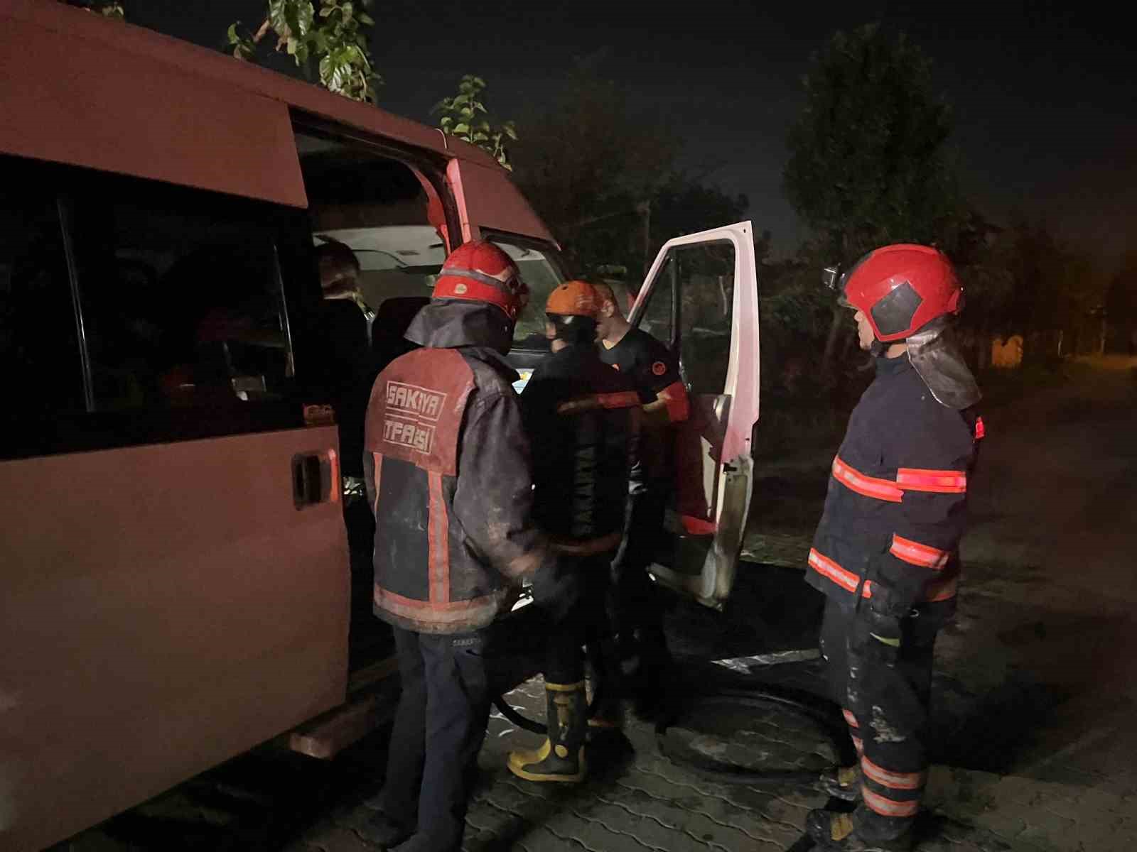 Seyir halindeki minibüste yangın çıktı
