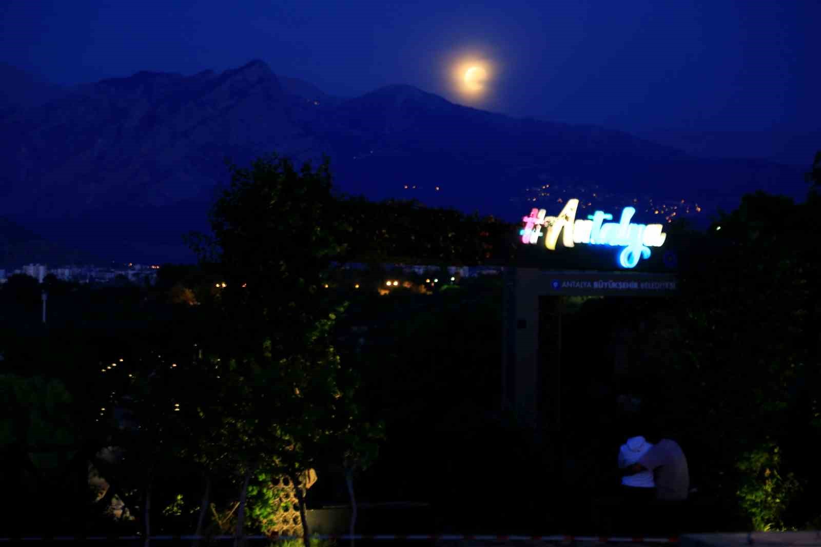 Antalya’da parçalı Ay tutulması görsel şölen oluşturdu
