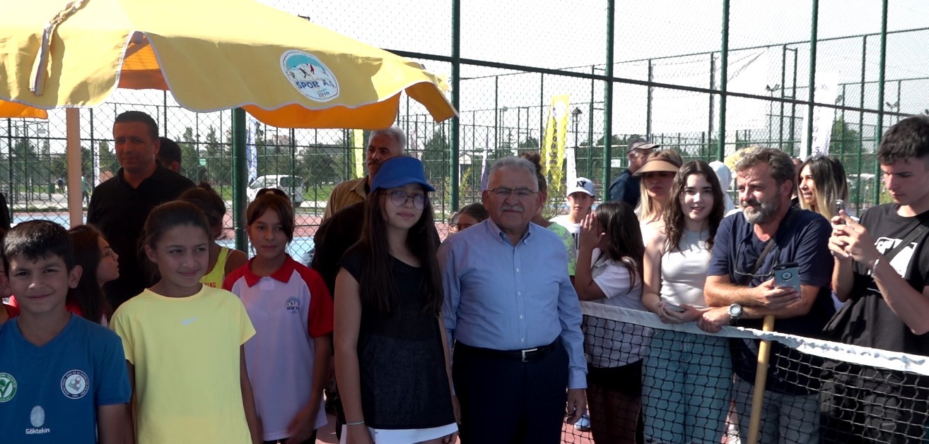 Minik sporcu ve velilerden Ulusal 12 Yaş Hafta Sonu Tenis Turnuvası’na tam not
