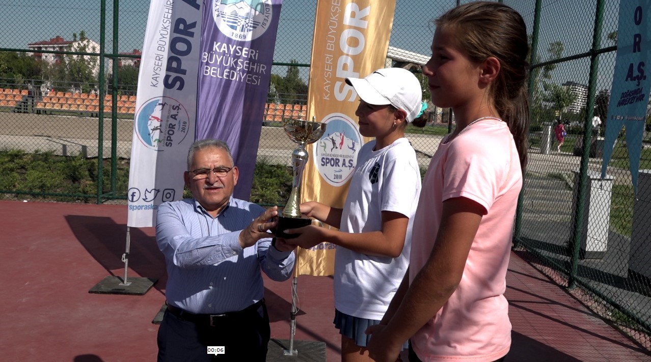 Minik sporcu ve velilerden Ulusal 12 Yaş Hafta Sonu Tenis Turnuvası’na tam not
