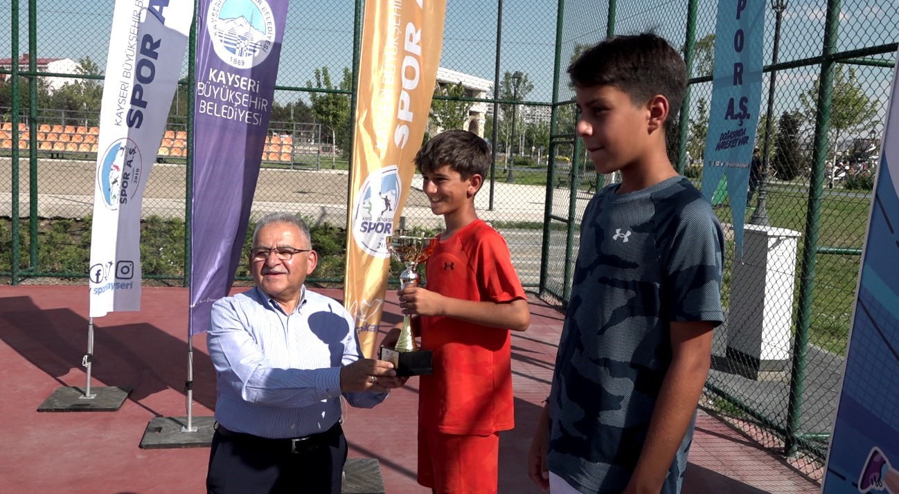 Minik sporcu ve velilerden Ulusal 12 Yaş Hafta Sonu Tenis Turnuvası’na tam not
