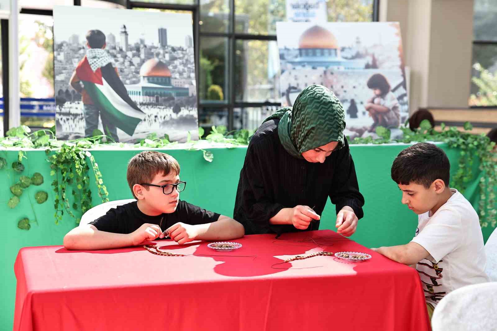 Gazze’deki zeytin ağacı katliamını zeytin çekirdeğinden tespih yaparak protesto ettiler
