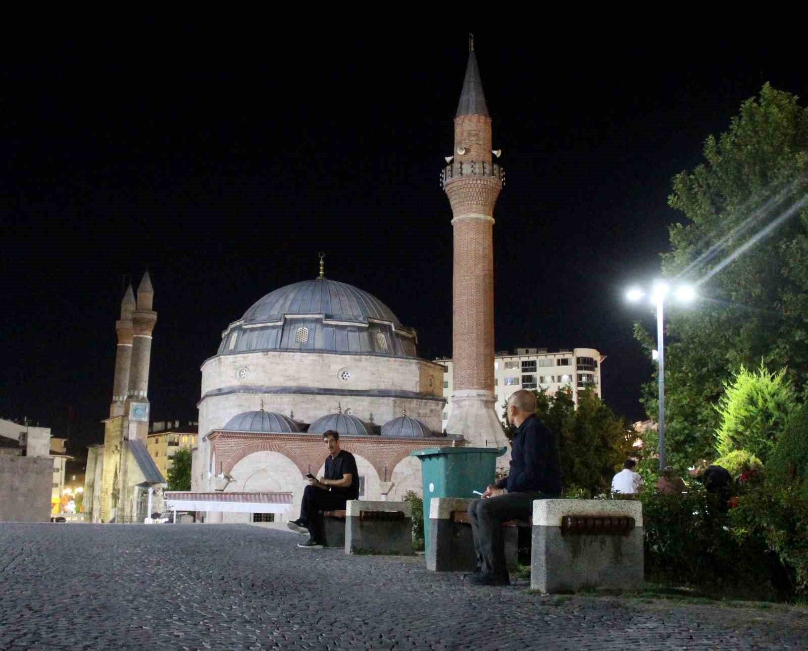 Asırlara meydan okuyan eserler sokak lambası ile aydınlatılıyor
