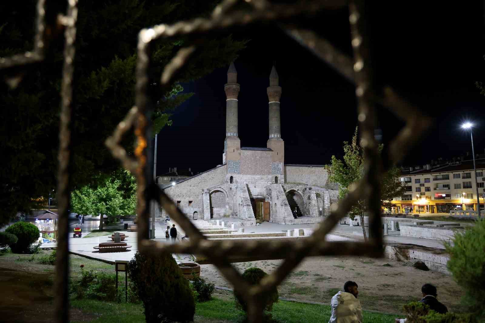 Asırlara meydan okuyan eserler sokak lambası ile aydınlatılıyor
