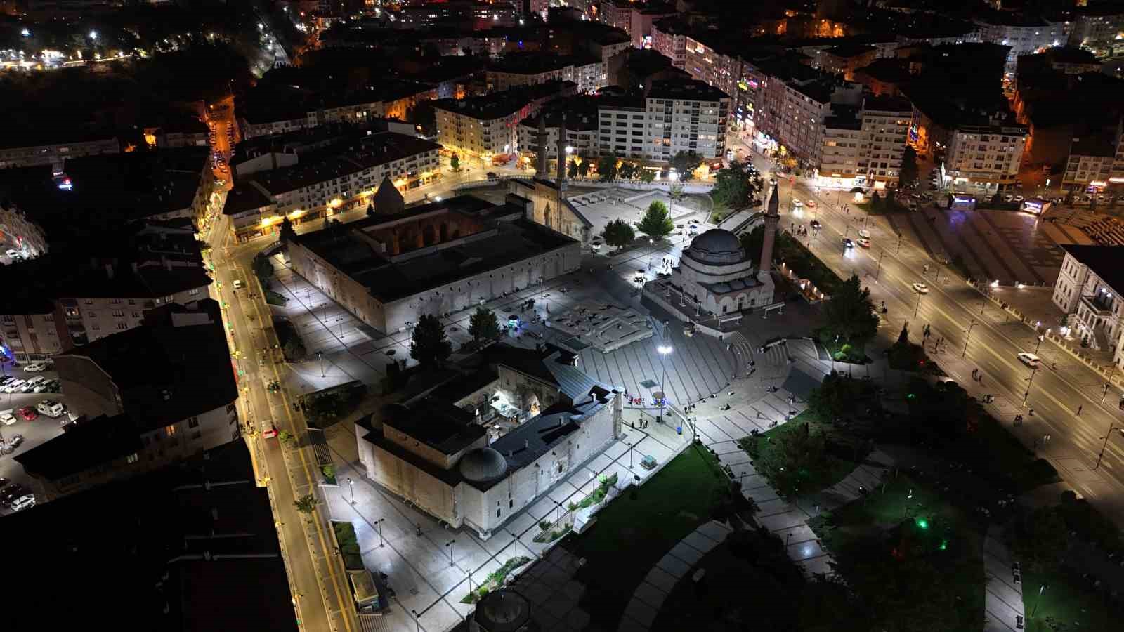 Asırlara meydan okuyan eserler sokak lambası ile aydınlatılıyor
