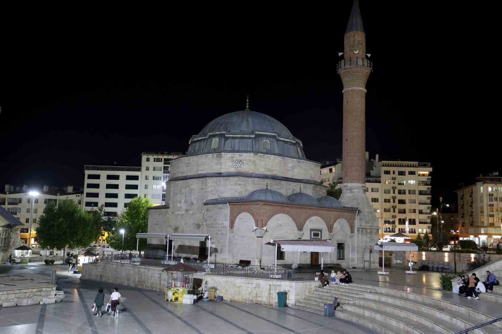 Asırlara meydan okuyan eserler sokak lambası ile aydınlatılıyor
