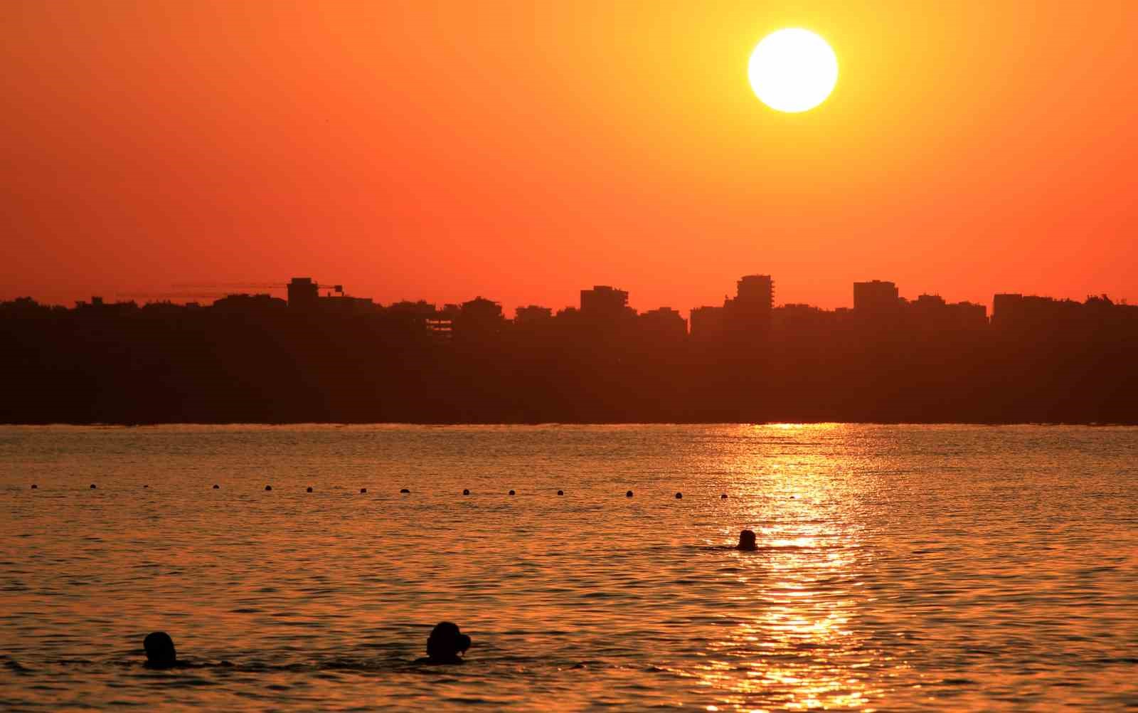 Güneşin doğuşunu denize girerek karşıladılar
