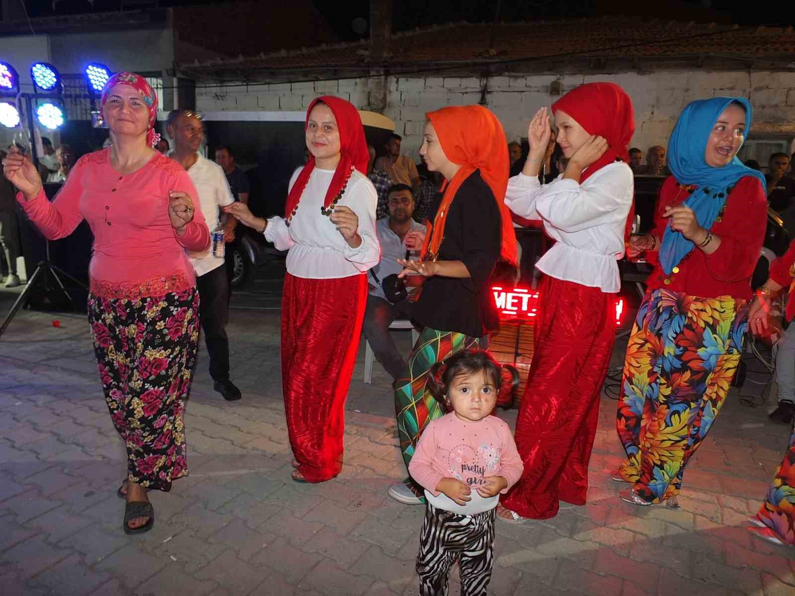 Balıkesir’de şalvarını giyen eğlenceye koştu
