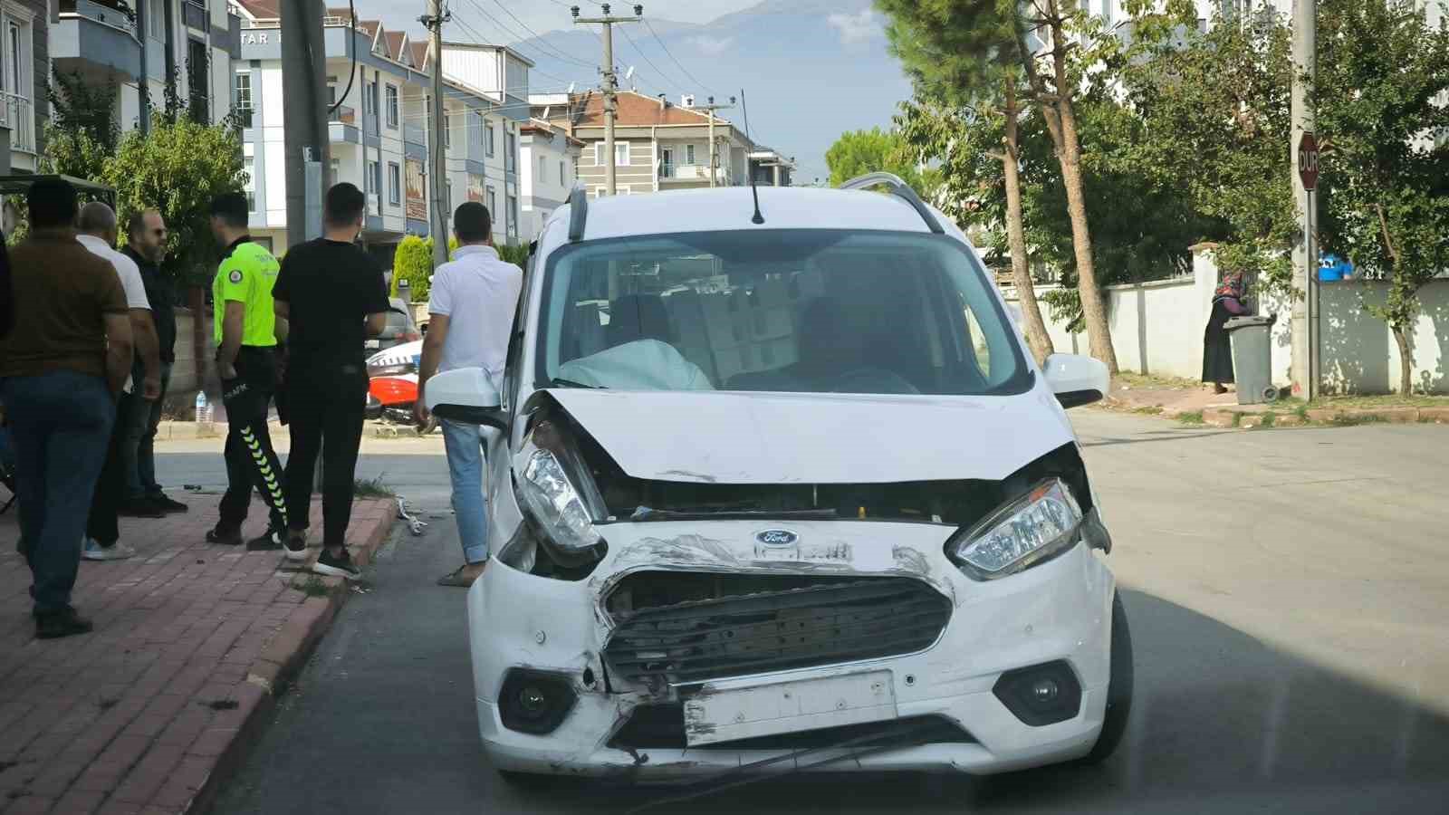 Okul servisi ile hafif ticari araç çarpıştı: 8’i öğrenci 11 yaralı
