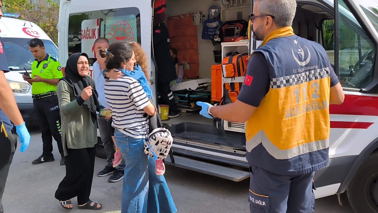 Okul servisi ile hafif ticari araç çarpıştı: 8’i öğrenci 11 yaralı
