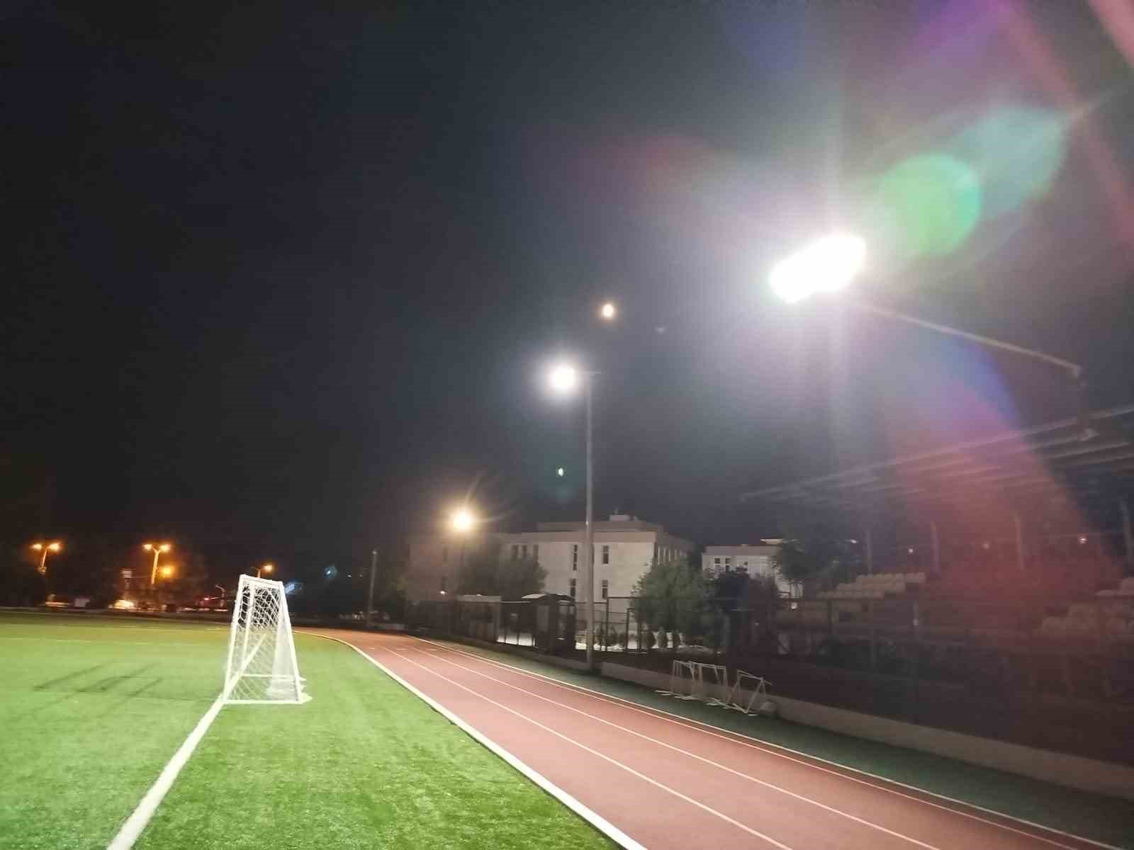 Gediz ilçe stadyumuna ek aydınlatma ile spor saatleri uzatıldı
