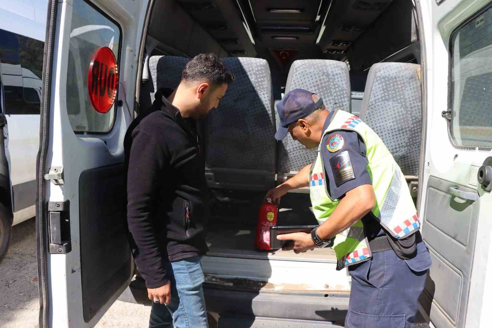 Oltu’da öğrenci servislerine denetim
