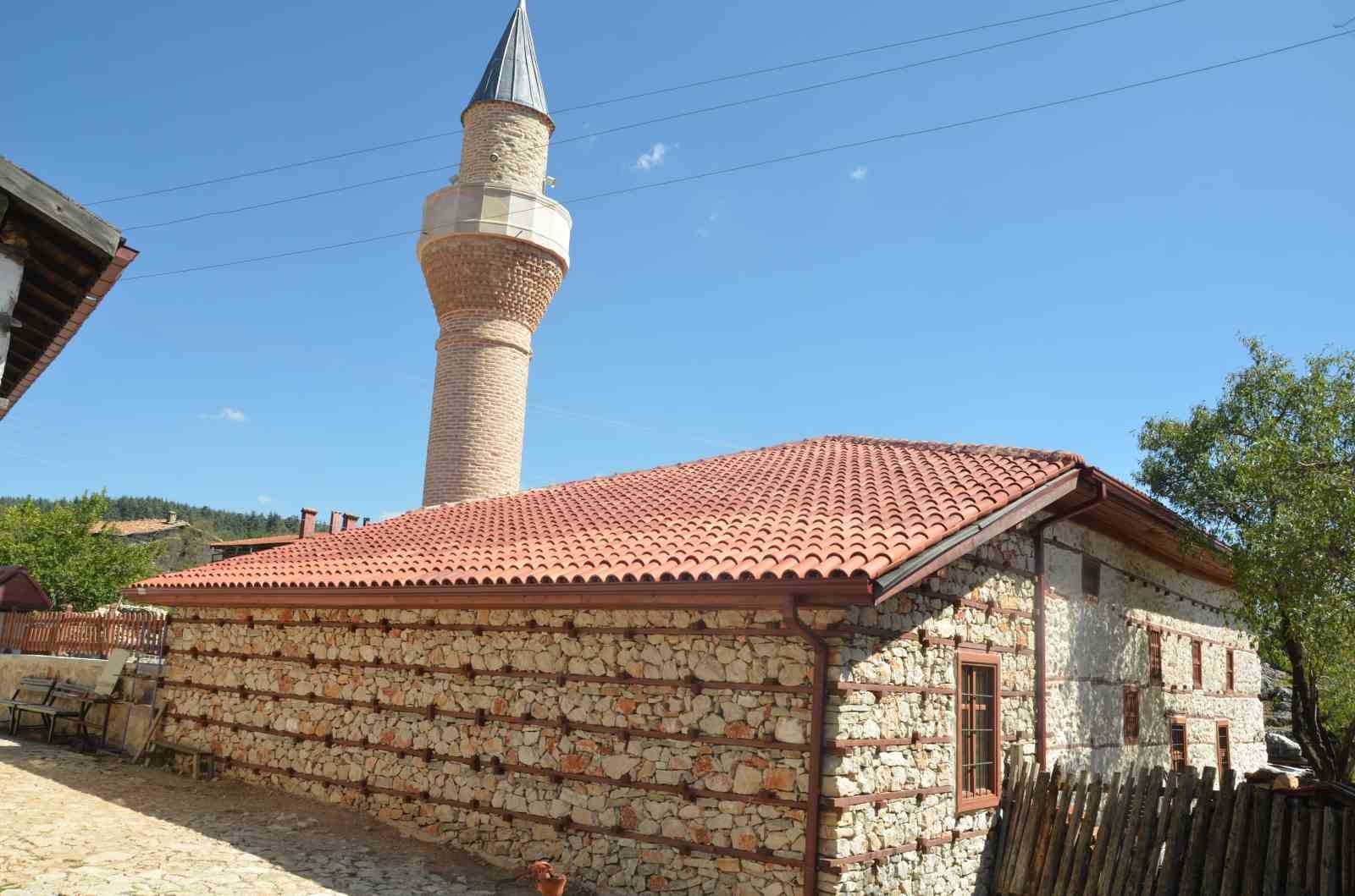 Antalya’nın 800 yıllık mahallesi Avrupalı turistlerin uğrak noktası oldu
