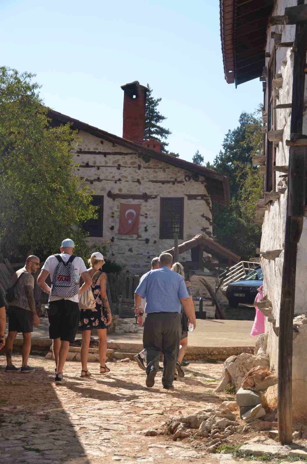 Antalya’nın 800 yıllık mahallesi Avrupalı turistlerin uğrak noktası oldu
