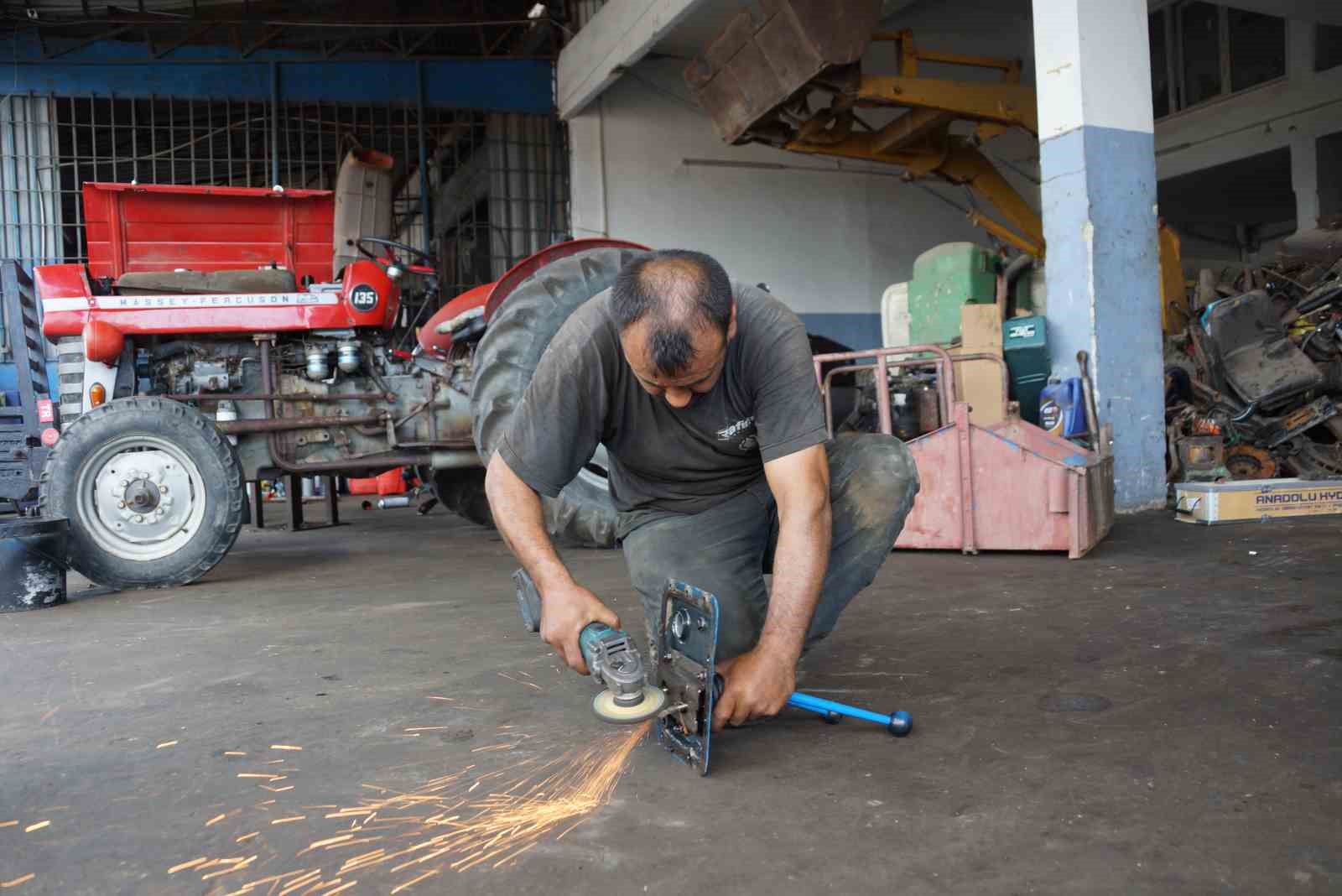 Traktörler zeytin hasat sezonuna hazırlanıyor
