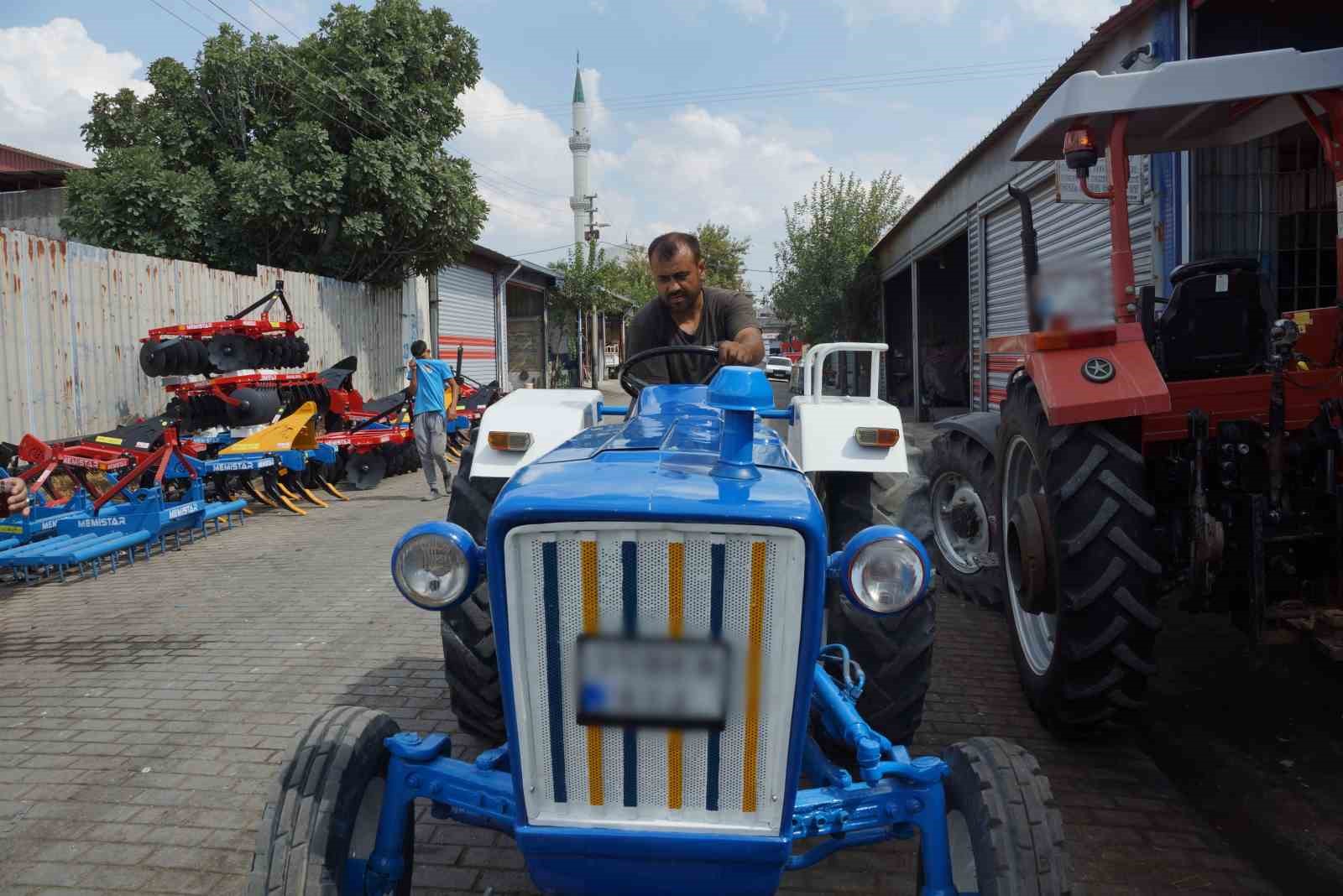 Traktörler zeytin hasat sezonuna hazırlanıyor
