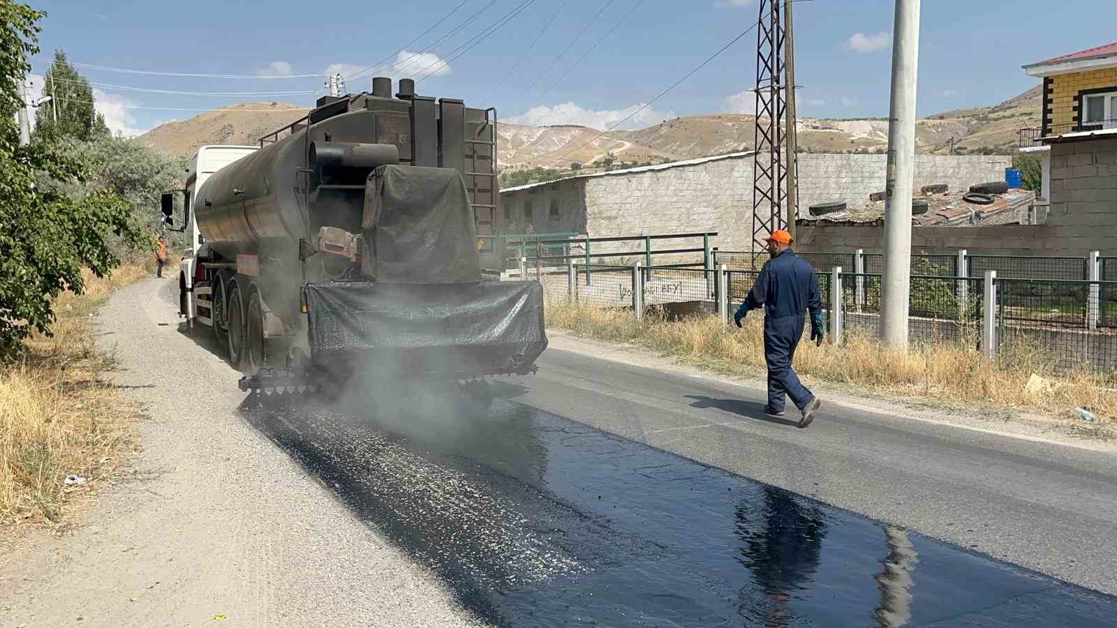 Köy yolları konforlu hale geliyor
