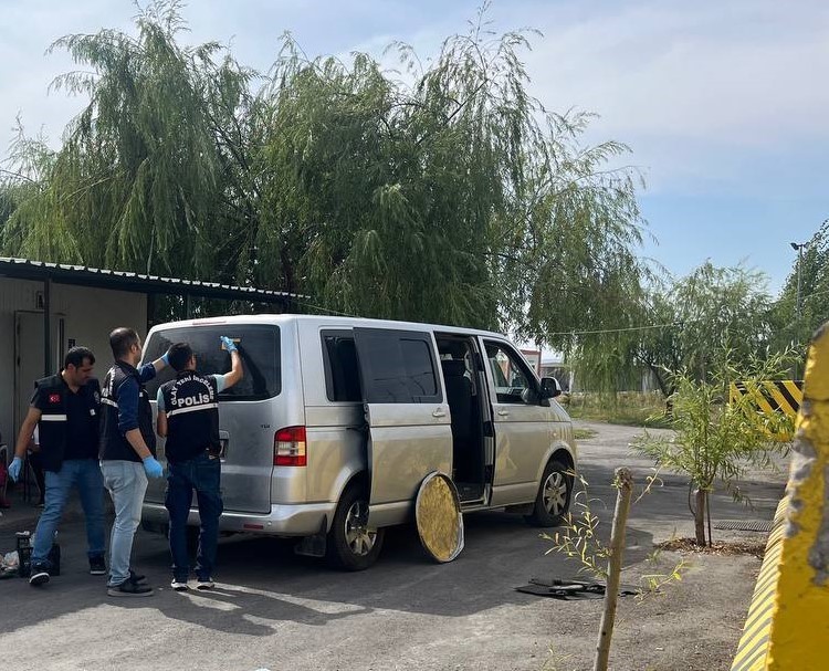 Kurşunlanan minibüs, polis uygulama noktasına sığındı
