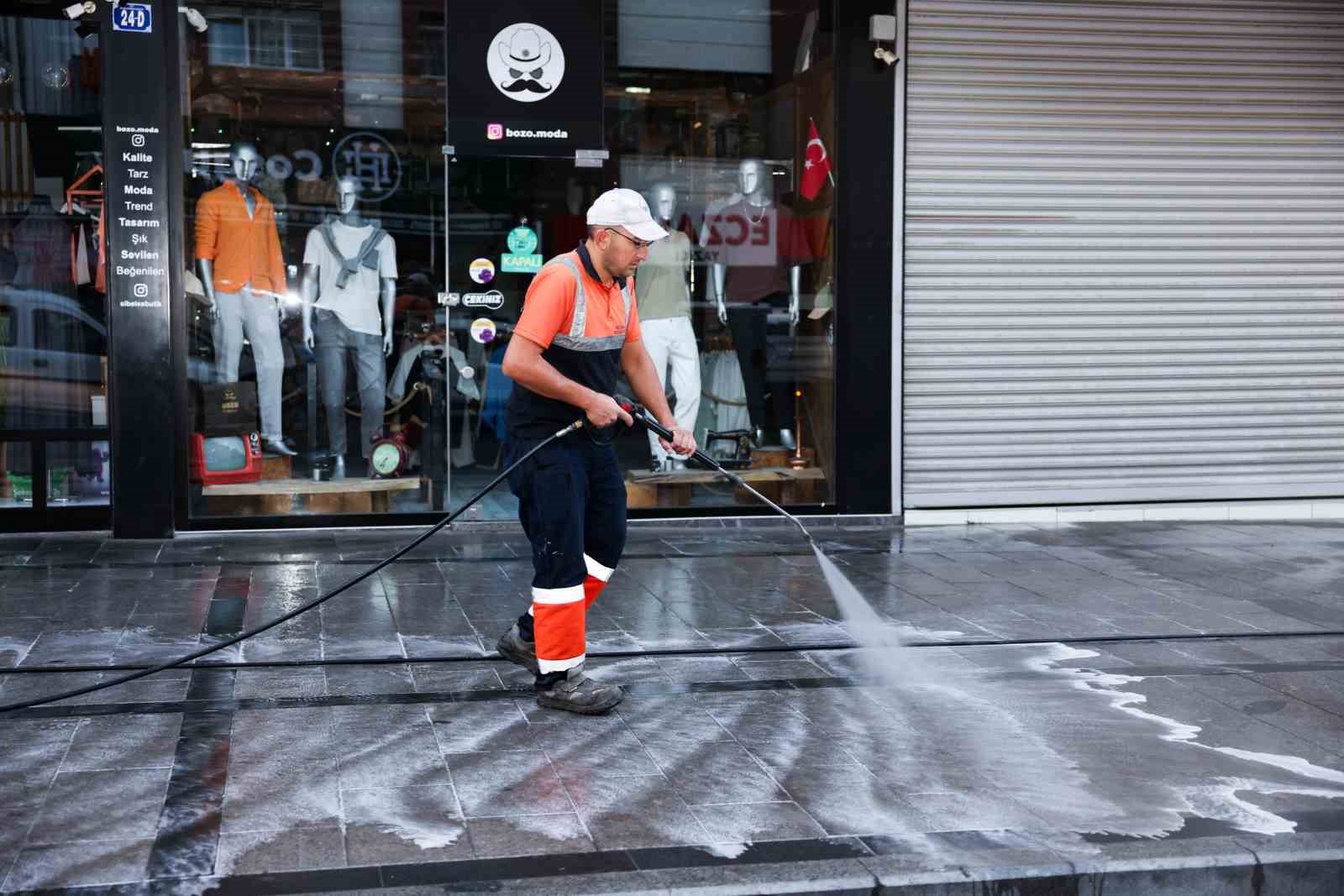 Gölbaşı Belediyesi, yeni çöp konteynerlerini hizmete sundu
