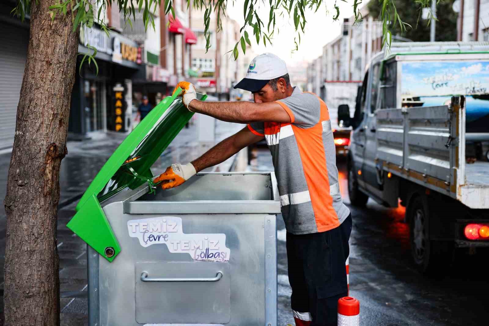 Gölbaşı Belediyesi, yeni çöp konteynerlerini hizmete sundu
