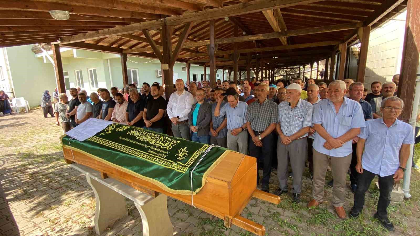 Bıçaklanmış halde evde ölü bulunmuştu, son yolculuğuna uğurlandı
