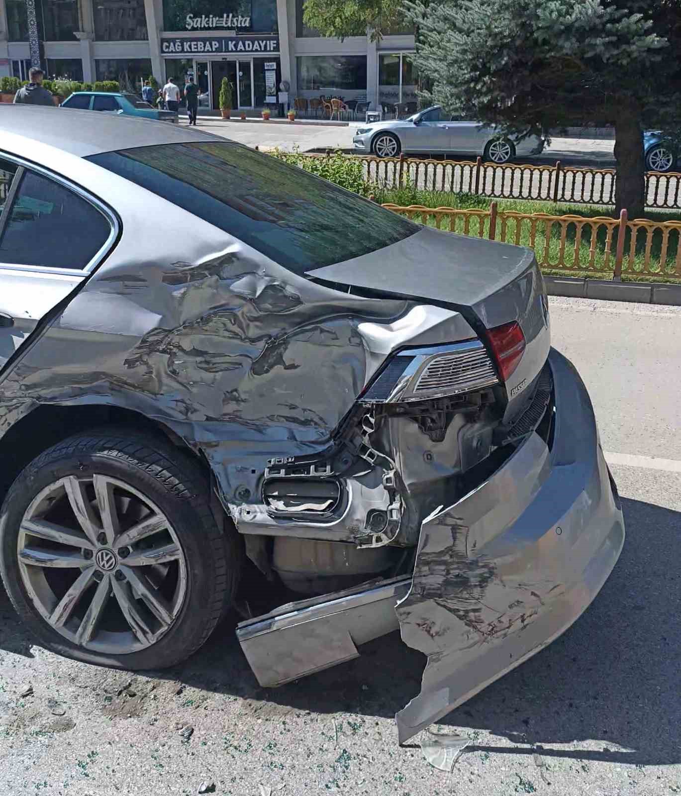 Erzurum’da trafik kazasında yürekler ağza geldi
