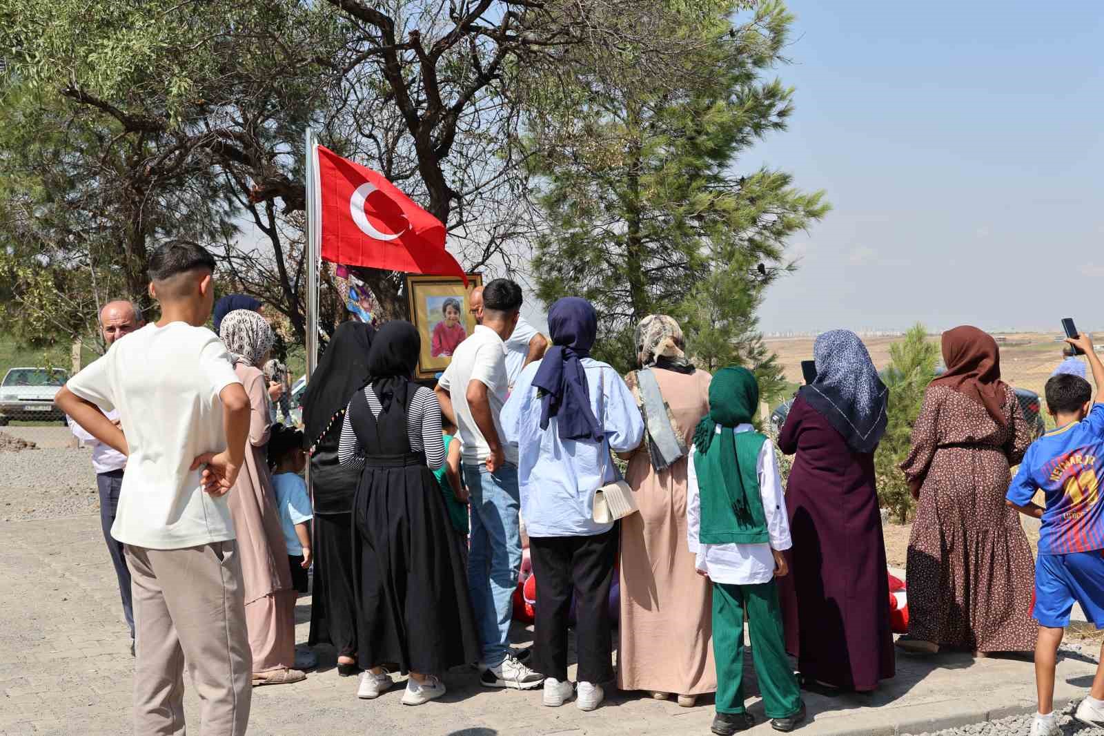 Türkiye’nin dört bir yanından gelen vatandaşlar 10 gündür Narin’in mezarını ziyaret ediyor
