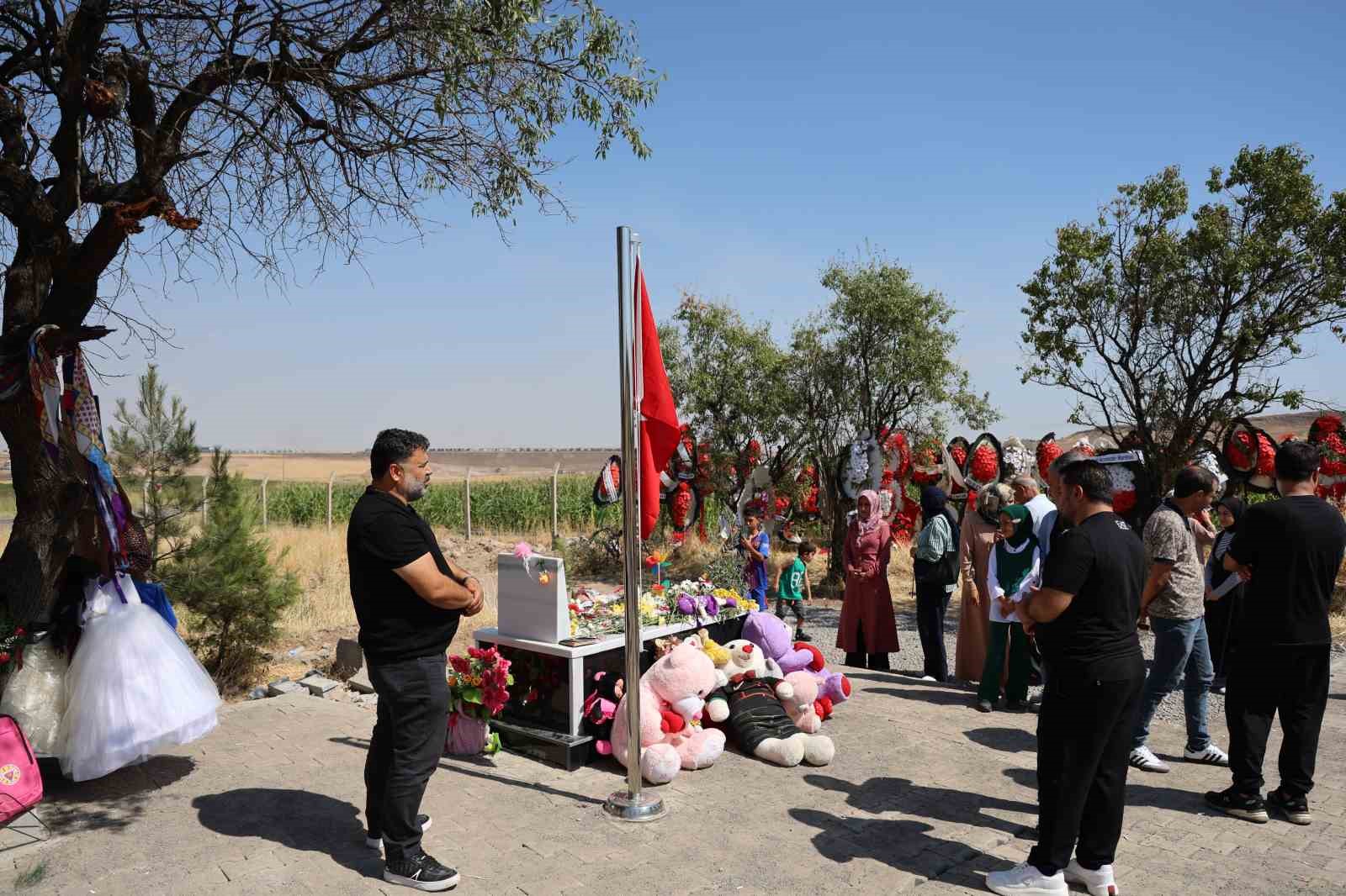 Türkiye’nin dört bir yanından gelen vatandaşlar 10 gündür Narin’in mezarını ziyaret ediyor
