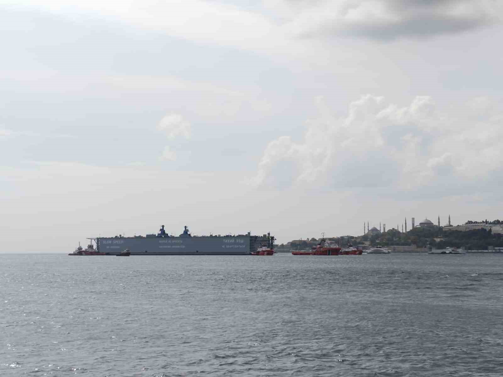 İstanbul Boğazı’ndan geçen yüzer havuz havadan görüntülendi
