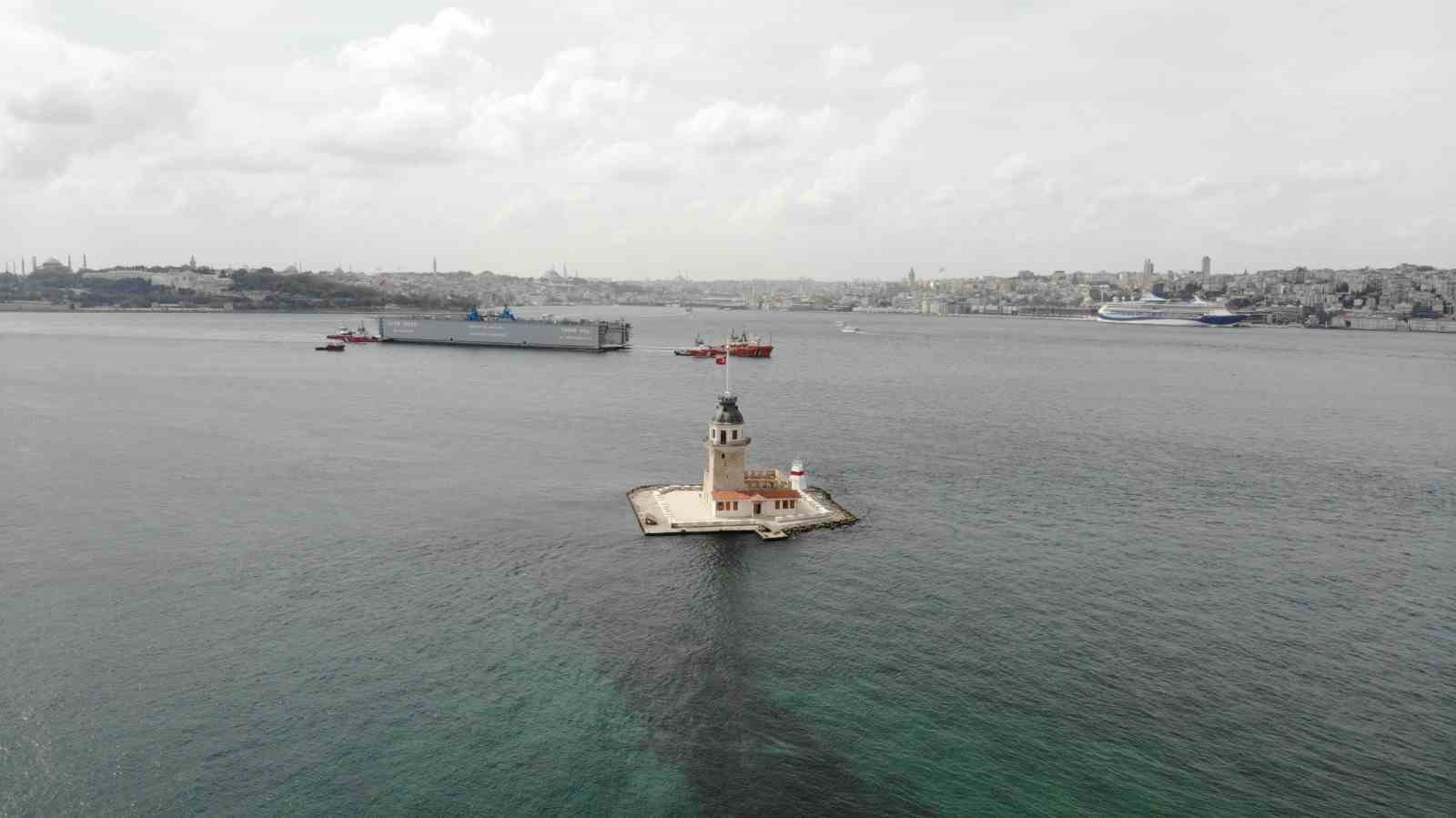 İstanbul Boğazı’ndan geçen yüzer havuz havadan görüntülendi
