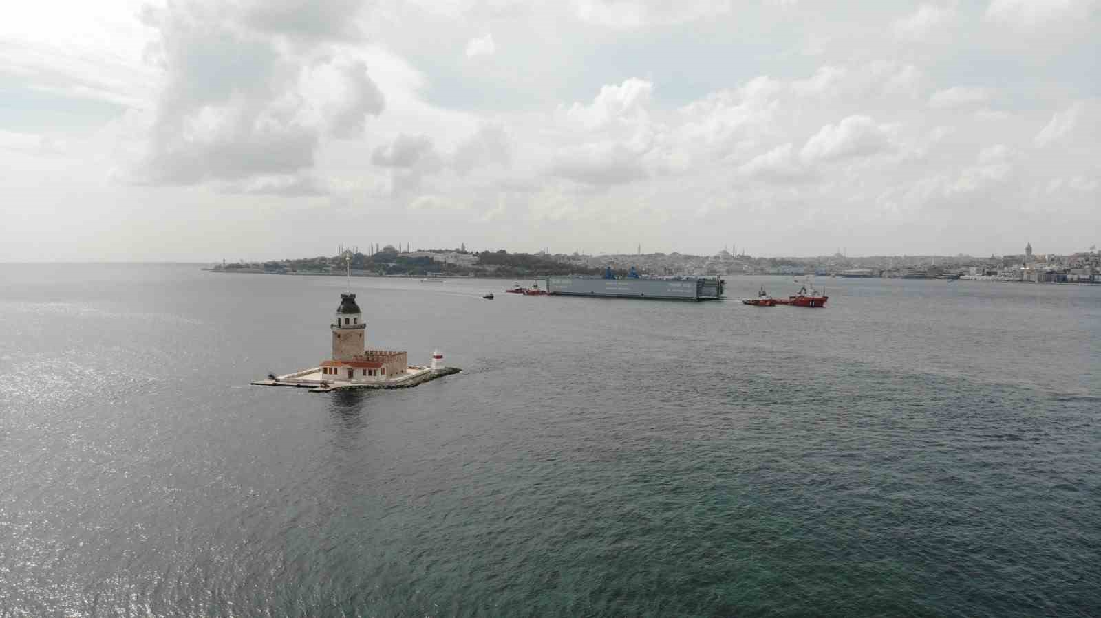 İstanbul Boğazı’ndan geçen yüzer havuz havadan görüntülendi
