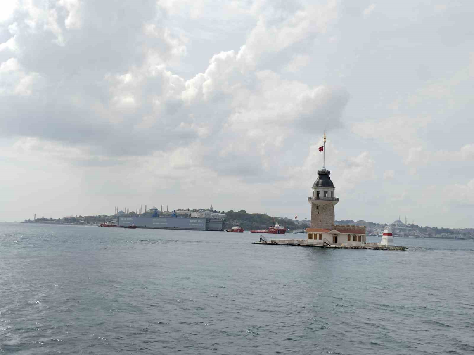 İstanbul Boğazı’ndan geçen yüzer havuz havadan görüntülendi
