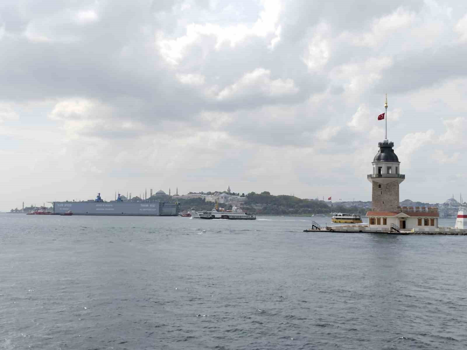 İstanbul Boğazı’ndan geçen yüzer havuz havadan görüntülendi
