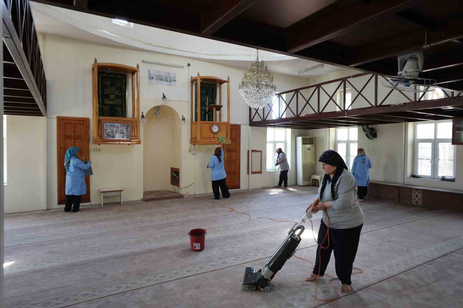 Şehitkamil’deki camilerde temizlik çalışması
