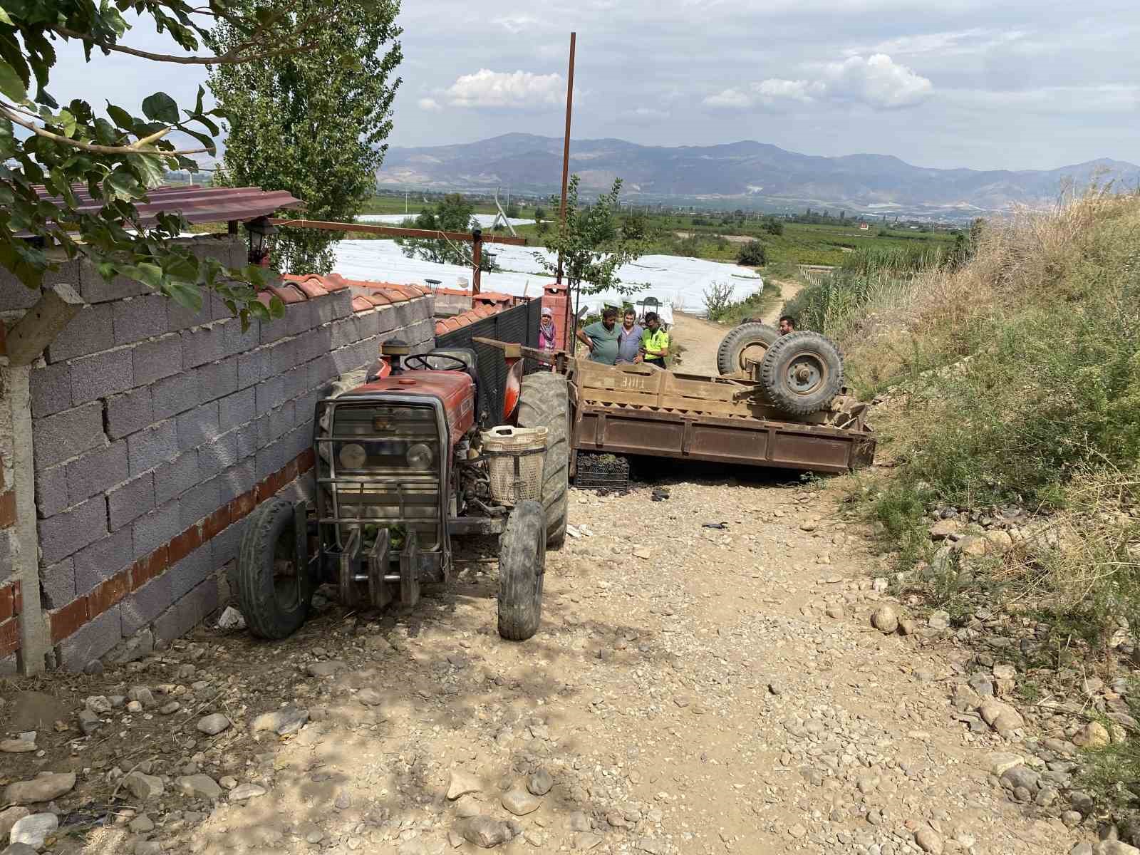 İşçileri taşıyan traktör devrildi: 11 yaralı
