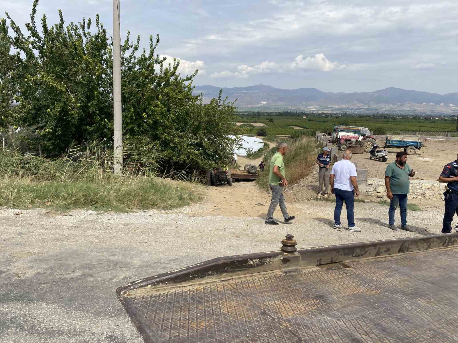 İşçileri taşıyan traktör devrildi: 11 yaralı
