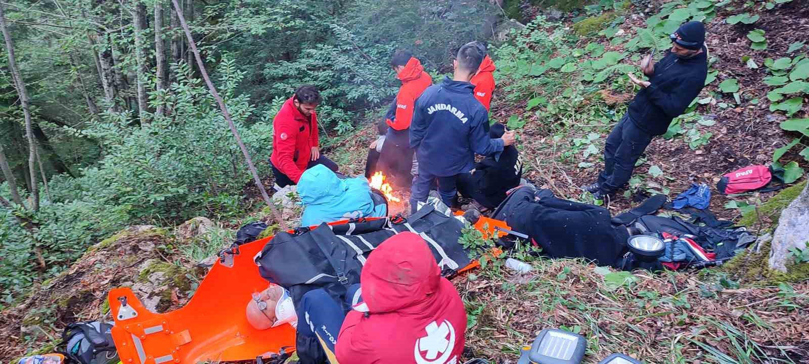 Maden ararken mahsur kalan madenciler 19 saat sonra helikopterle kurtarıldı
