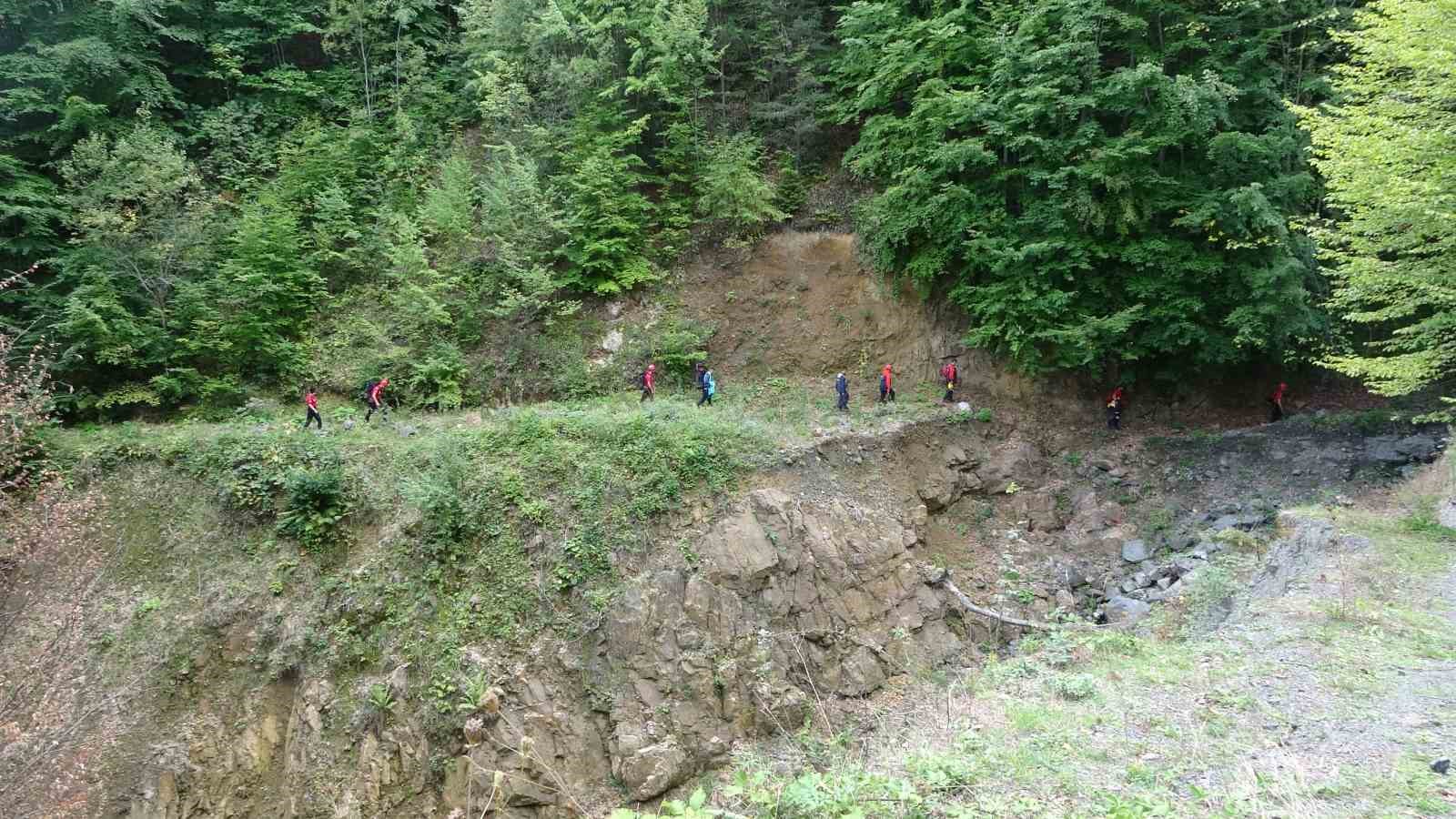 Maden ararken mahsur kalan madenciler 19 saat sonra helikopterle kurtarıldı
